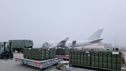 Mấy ngày qua, Mỹ ùn ùn chở vũ khí tới viện trợ cho Ukraine (Ảnh: Sunnews).