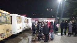 Dân chúng Donetsk chờ lên xe sơ tán sang Nga lánh nạn đêm 18/2 (Ảnh: Đông Phương).
