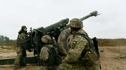 Pháo binh Ukraine đấu súng với các lực lượng ly khai tại miền đông Ukraine (Ảnh: AP).