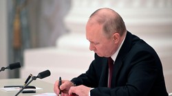 Ngày 21/2, Tổng thống Nga Putin đã kí lệnh công nhận nền độc lập của hai nước cộng hòa tự xưng ở đông Ukraine (Ảnh: AP).