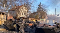 Các xe thiết giáp của Nga bị bắn cháy ở thị trấn Butcha, ngoại ô Kiev (Ảnh: ETtoday).