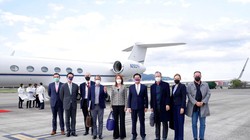 Phái đoàn đại diện đặc biệt của ông Biden thăm Đài Loan, người đứng đầu cơ quan Ngoại giao Đài Loan Ngô Chiêu Nhiếp (thứ 4, phải qua) ra sân bay đón (Ảnh: AP).