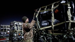 Máy bay vận tải của Mỹ chở tên lửa chống tăng Javelin tới Kiev khi chiến tranh chưa bùng phát (Ảnh: Deutsche Welle).