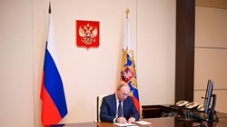 Ngày 5/3, Tổng thống Nga Putin kí sắc lệnh yêu cầu lập Danh sách các quốc gia và khu vực không thân thiện với Nga (Ảnh: Thepaper).