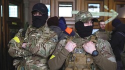 Cựu binh SAS Anh bị bắt gặp đang chờ nhập cảnh vào Ukraine (Ảnh: Reuters).