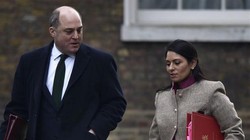 Bộ trưởng Quốc phòng Anh Wallace và Bộ trưởng Nội vụ Patel - hai người bị lừa điện đàm với kẻ giả danh Thủ tướng Ukraine Shmigal (Ảnh: BBC).