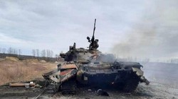 Xe tăng Nga bị phá hủy gần Kiev (Ảnh: ET).