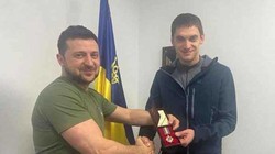 Ông Zelensky trao huân chương cho ông Ivan Fedorov sau khi được trao trả (Ảnh: Chinapress).