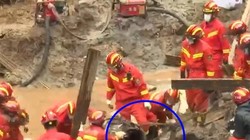 Một phần động cơ máy bay được tìm thấy ở độ sâu 20 mét dưới mặt đất (Ảnh: Đông Phương).