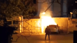 Chiếc xe đâm thẳng vào cổng Đại sứ quán Nga ở Bucharet và bốc cháy (Ảnh: Sunnews).