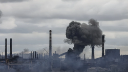 Nhà máy thép Azovstal bị không quân Nga ném bom (Ảnh: QQ).