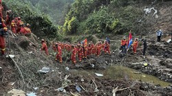 Hiện trường nơi chiếc máy bay MU5735 của hãng China Eastern Airlines đâm xuống đất (Ảnh WSJ).