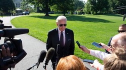 Ngày 30/5, Tổng thống Biden trả lời các phóng viên, bác bỏ tin Mỹ sẽ cung cấp cho Ukraine các hệ thống phóng rocket nhiều nòng có thể tấn công vào đất Nga (Ảnh: Thepaper).