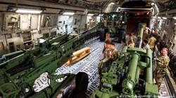 Máy bay vận tải Mỹ vận chuyển lựu pháo M777 tới viện trợ cho Ukraine (Ảnh: Deutsche Welle).