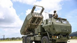 Mỹ và Anh bắt đầu viện trợ thăm dò các hệ thống pháo phản lực nhiều nòng cho Ukraine vì kho vũ khí do Liên Xô trước đây chế tạo đã cạn kiệt (Ảnh: AP).