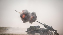 Hai khẩu pháo tự hành bánh lốp Caesar của Pháp viện trợ Ukraine đã bị lọt vào tay người Nga (Ảnh: Twitter).