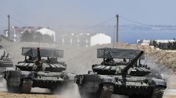 Khung sắt được lắp đặt trên nóc các xe tăng T-72 vào thời kì đầu cuộc chiến Nga-Ukraine (Ảnh: Ukrinform).