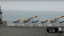 Các máy bay không người lái của Iran đỗ trên boong tàu mặt nước (Ảnh: Sohu).