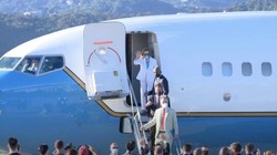 Bà Pelosi lên máy bay rời sân bay Tùng Sơm, Đài Bắc (Ảnh: Guancha).