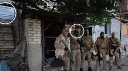 Bức ảnh gây nên tai họa. Góc trái là tấm biển để lộ địa chỉ. Nhà báo Sergei Sreda thứ 2 trái sang chụp cùng lính Wagner (Ảnh: New York Post).