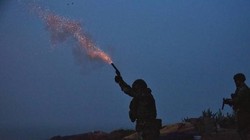 Lính Đài Loan ở Kim Môn bắn pháo hiệu xua đuổi UAV Trung Quốc trước khi nổ súng bắn đạn thật (Ảnh: Đông Phương).