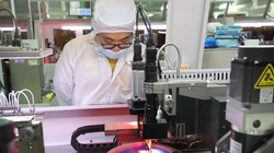 Trong một nhà máy sản xuất chip Trung Quốc. Các biện pháp mới của Mỹ nhằm cản trở tiến triển của các dự án quân sự của nước này (Ảnh: Getty).