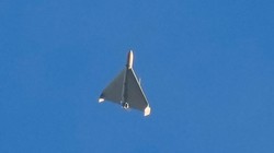 Một máy bay không người lái Geran-2 của Nga bay trên bầu trời Kiev hôm 17/10, sau đó lao xuống một tòa nhà (Ảnh: AP).