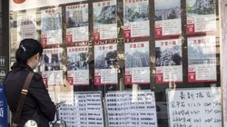 Quảng cáo bán nhà dán khắp nơi mà rất ít khách mua dù giá đang giảm mạnh (Ảnh: NetEasy).