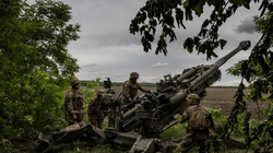 Tờ New York Times đưa tin một phần ba số pháo lựu M777 phương Tây viện trợ cho Ukraine đã không thể sử dụng được nữa (Ảnh: Sina).