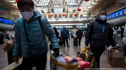 Kinh tế tăng trưởng chậm, thu nhập cá nhân giảm, nỗi lo về dịch bệnh...đã khiến người Trung Quốc chọn ở nhà ăn thay vì đi du lịch nước ngoài (Ảnh: AP).