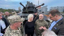 Trước các cáo buộc tham nhũng liên quan đến Bộ Quốc phòng Ukraine, Bộ trưởng Olexij Resnikov (thứ 2, phải qua) cho rằng đó là "thuyết âm mưu" (Ảnh: DPA).