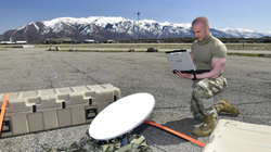 Binh sĩ Ukraine sử dụng thiết bị đầu cuối Starlink để điều khiển máy bay không người lái (Ảnh: Sohu).