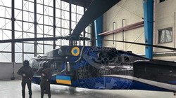 Trực thăng UH-60A Black Hawk sơn cờ hiệu Quân đội Ukraine (Ảnh: GUR).