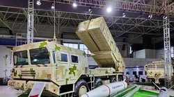 Hệ thống phóng tên lửa AR-3 và ba loại đạn Huolong (Ảnh: Toutiao).