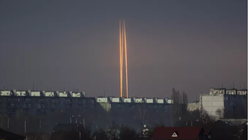 Từ thành phố Kharkov nhìn cảnh tên lửa Nga tấn công (Ảnh: RIA).