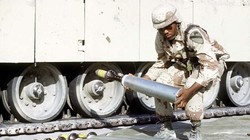 Đạn pháo M833 xuyên giáp uranium nghèo cở 105mm quân Mỹ sử dụng cho xe tăng trong Chiến dịch "Lá chắn Sa mạc" năm 1990 (Ảnh: Wiki).