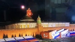 Khoảnh khắc chiếc UAV bị bắn nổ tung ngay phía trên nóc Điện Kremlin (Ảnh: LTN).