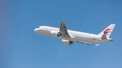 Chiếc C919 sơn cờ hiệu của China Eastern Airlines bay chuyến chở khách thương mại đầu tiên (Ảnh: VCG).