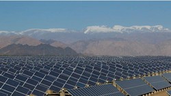 Các doanh nghiệp đua nhau xây dựng các nhà máy sản xuất tấm quang điện đã gây nên tình trạng cung vượt quá cầu dẫn tới rủi ro lớn. Trong ảnh: một Nhà máy điện mặt trời ở Tân Cương (Ảnh: Getty).