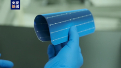 Tấm pin có thể uốn cong mà không gãy (Ảnh: CCTV).