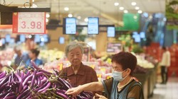 Trong khi hầu hết các nước khác đang lạm phát, chỉ số lạm phát Trung Quốc tháng 6 lại giảm còn 0,4% (Ảnh: WSJ).