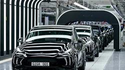 Chính phủ trợ cấp khiến ngành công nghiệp xe điện Trung Quốc bùng nổ trong 10 năm qua (Ảnh: Reuters).