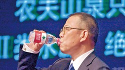 Chung Thiểm Thiểm, tỉ phú ba năm liền giữ ngôi người giàu nhất Trung Quốc nhờ bán nước suối (Ảnh: Sohu)
