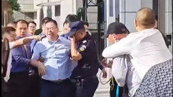 Ông Diêu Chấn Hoa, Chủ tịch Tập đoàn Baoneng bị nhân viên hành hung trên phố đang gây xôn xao dư luận Trung Quốc (Ảnh: Sohu).