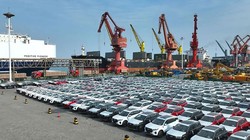 Xe ô tô điện tại Liên Vận Cảng đợi xuống tàu xuất ra nước ngoài (Ảnh: Xinhua)