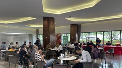 Khách hàng chờ kí hợp đồng mua nhà tại một văn phòng giao dịch nhà đất ở Bắc Kinh (Ảnh: Sohu).