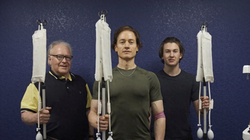 Brian Johnson (giữa) cùng cha và con trai đã tiến hành ca tiến hành thủ thuật truyền máu lịch sử (Ảnh: Toutiao)