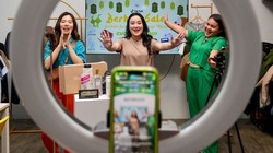 Chính phủ Indonesia tuyên bố từ ngày 27/9 sẽ cấm thương mại điện tử trên các nền tảng mạng xã hội (Ảnh: AP).