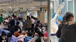 Nhiều bệnh viện đã quá tải vì số bệnh nhân đường hô hấp quá đông (Ảnh: Sohu).