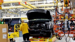 Từ năm 2024, xe điện sản xuất tại Mỹ nếu sử dụng pin Trung Quốc sẽ không được hưởng ưu đãi thuế 7.500 USD (Ảnh: NYT)